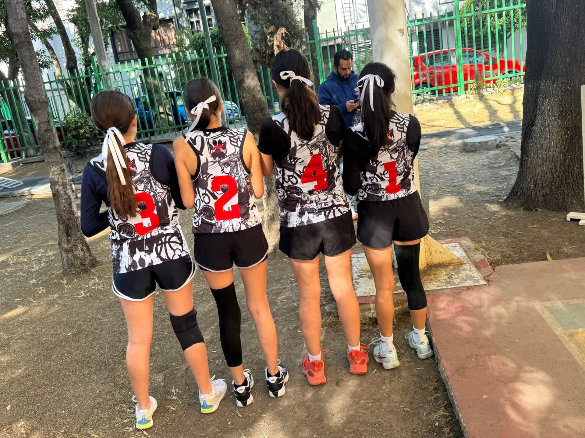 Equipo femenil Lobos alineado en la cancha