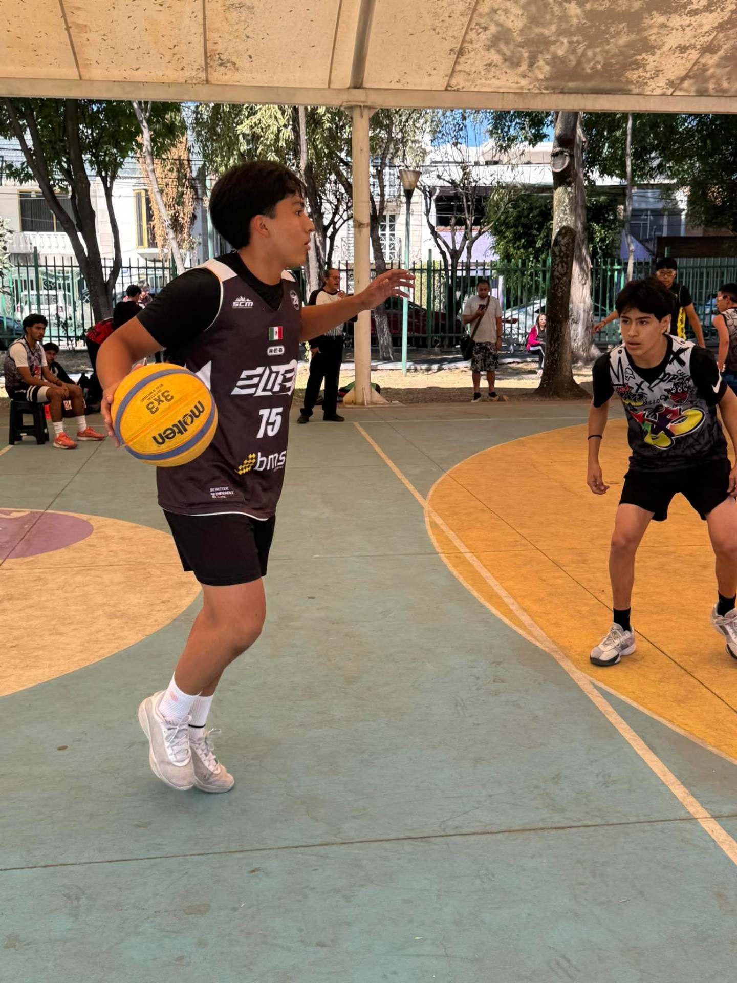 Jugador de Lobos con balón oficial Molten FIBA 3x3