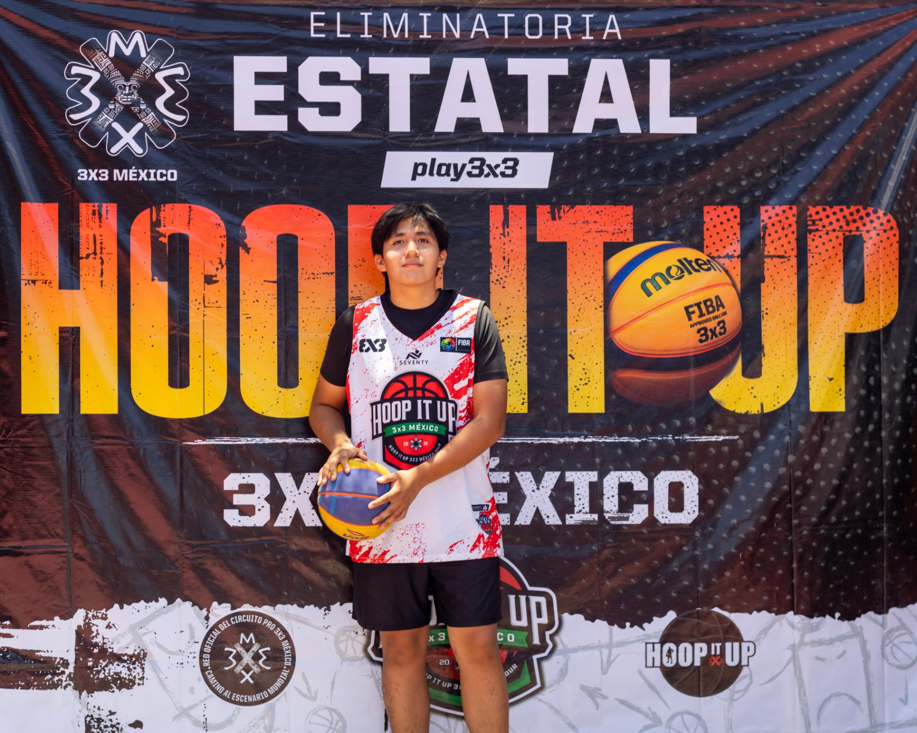 Jugador posando con balón FIBA 3x3 en Hoop It Up México