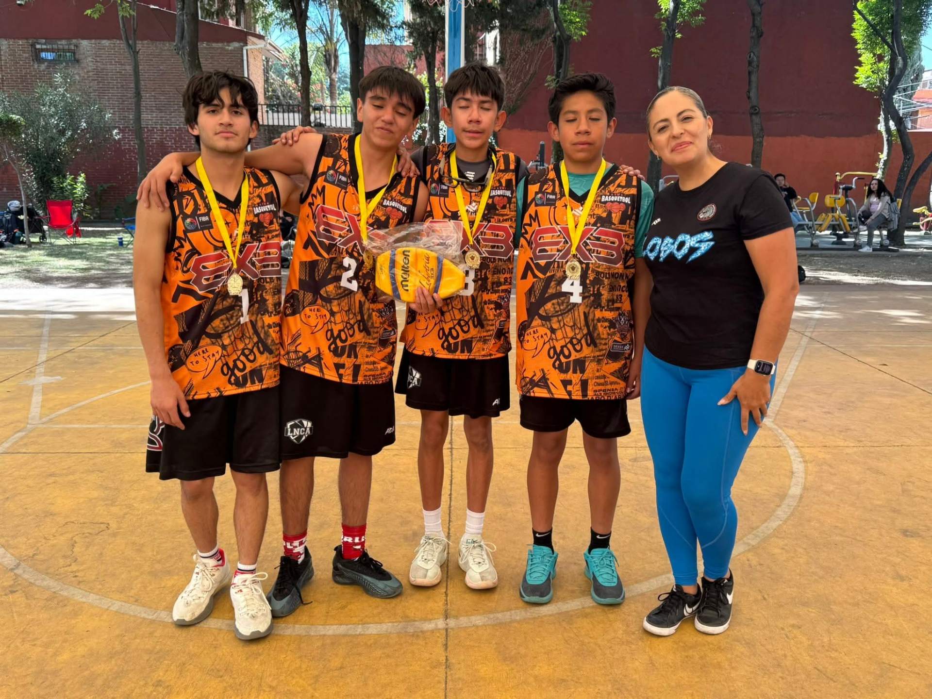 Equipo campeón Club Lobos con medallas en torneo 3x3