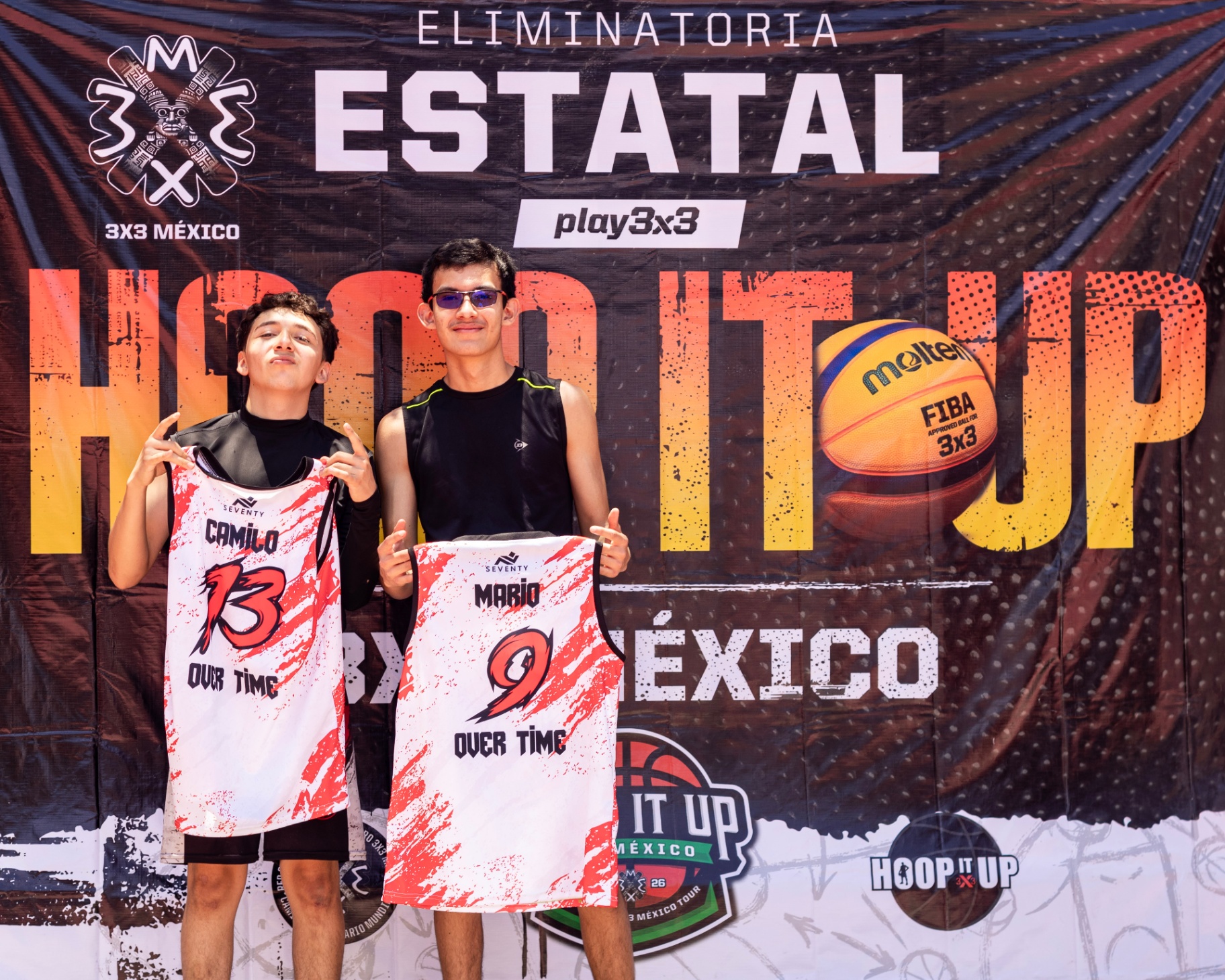 Jugadores mostrando sus jerseys oficiales del torneo 3x3